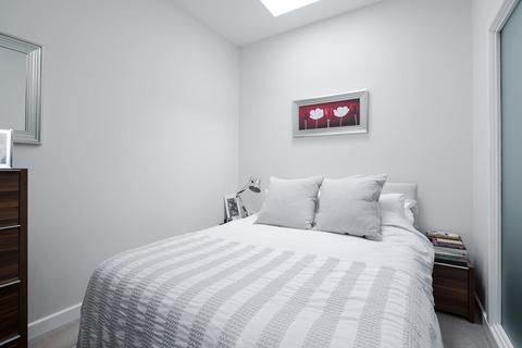 1 bedroom flat to rent, Globe House, Chertsey Road