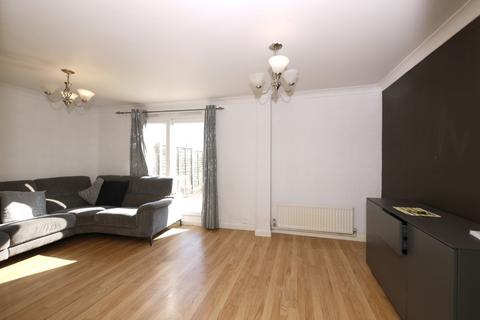 3 bedroom terraced house to rent, Clematis Close, Romford, RM3