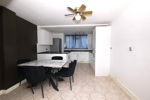 3 bedroom terraced house to rent, Clematis Close, Romford, RM3
