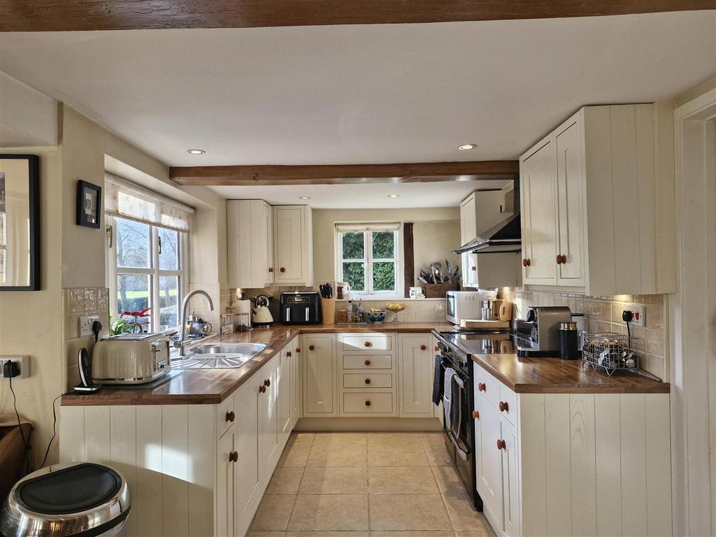 Kitchen 1.jpg