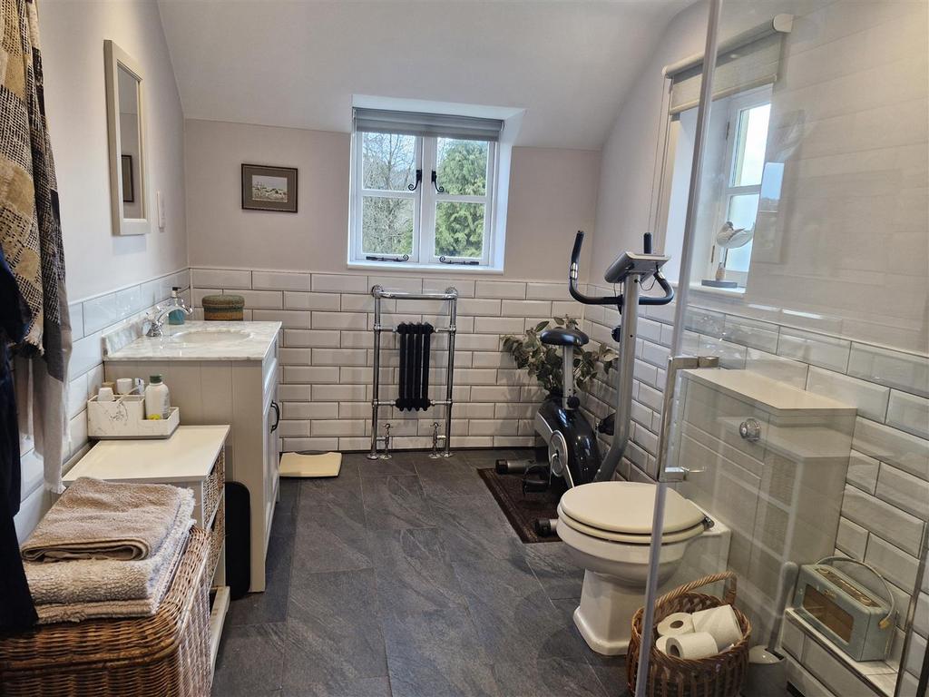 Master ensuite.jpg