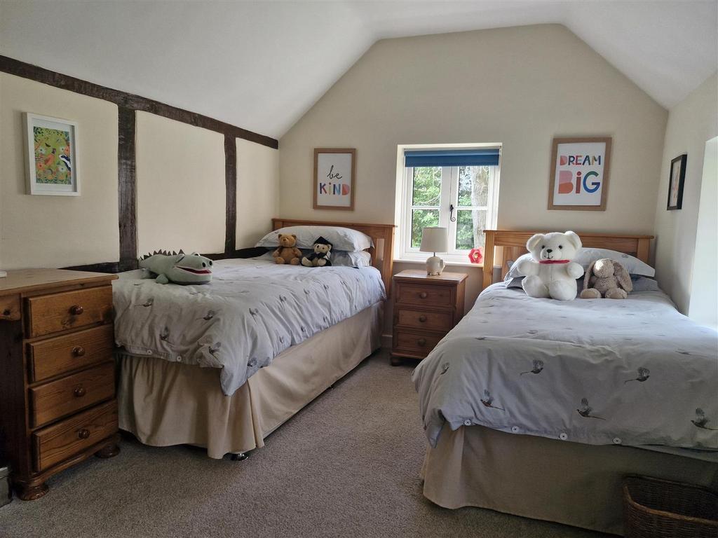 Twin bedroom.jpg