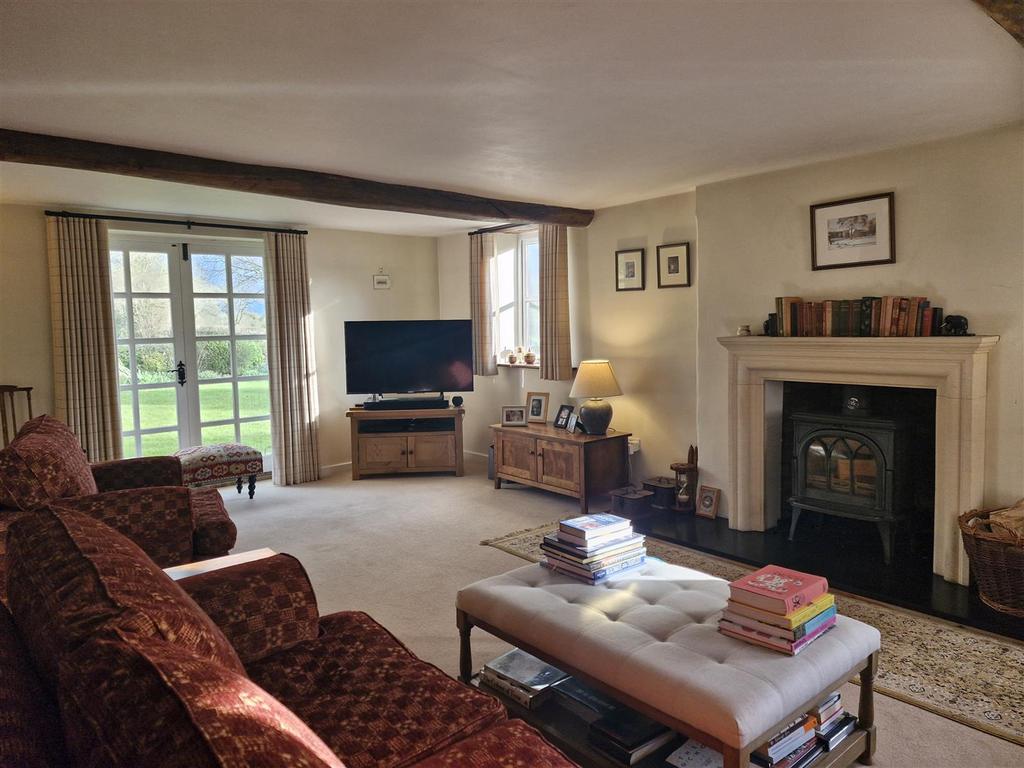 Livingroom 2.jpg