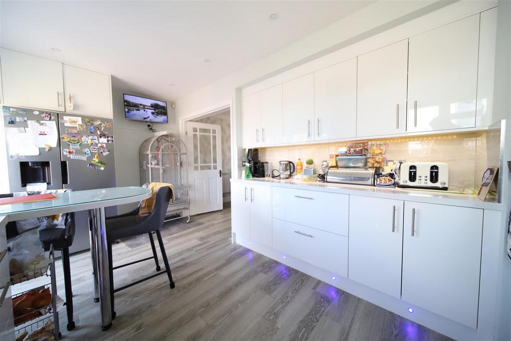 Kitchen 3.JPG