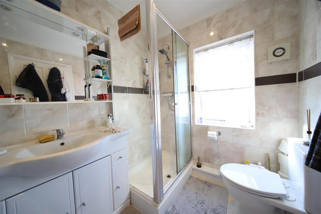 Ensuite master.JPG