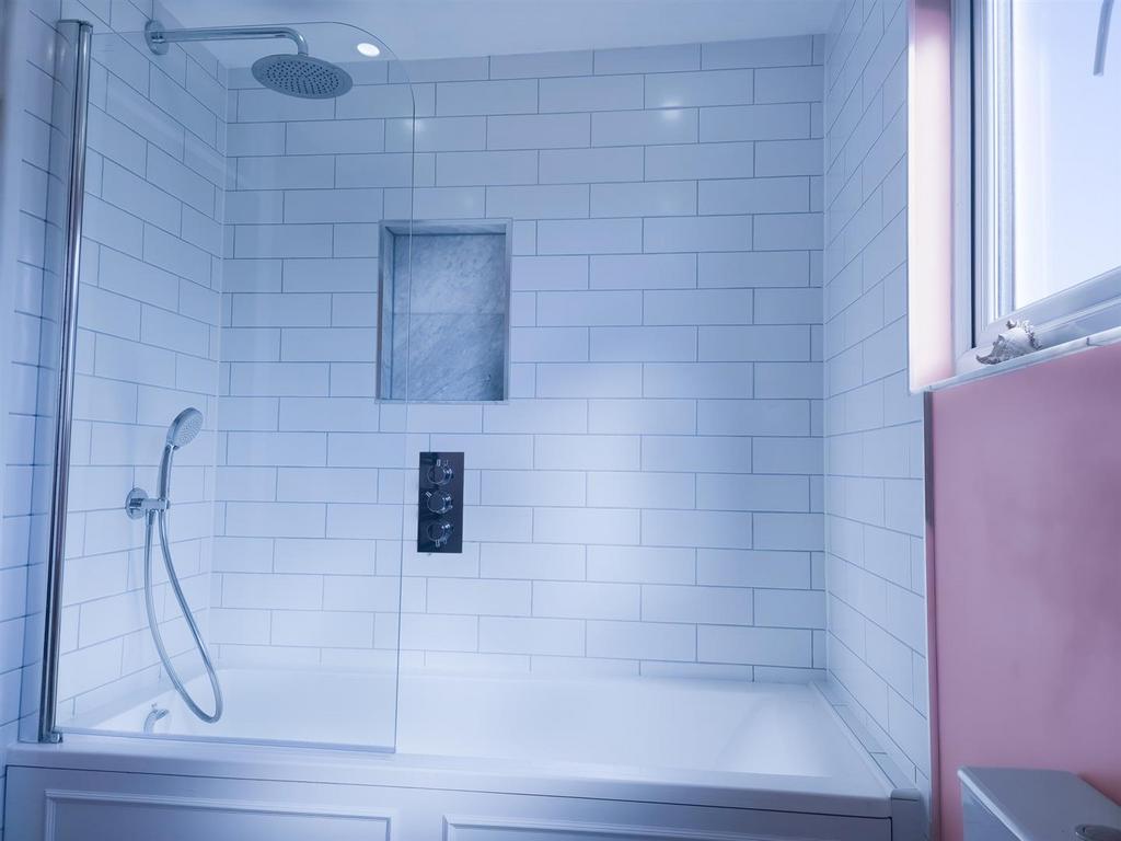 12 Charm close shower .jpg