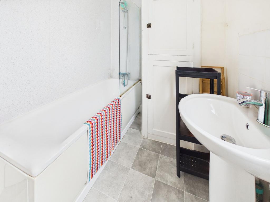 Flat 2 - Bathroom