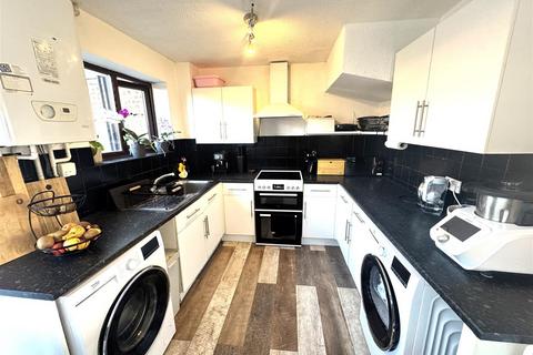 3 bedroom house to rent, Pelham Court, Bridgwater TA6