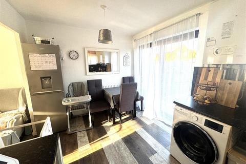 3 bedroom house to rent, Pelham Court, Bridgwater TA6