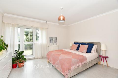 undefined, Pine View Manor, Epping CM16