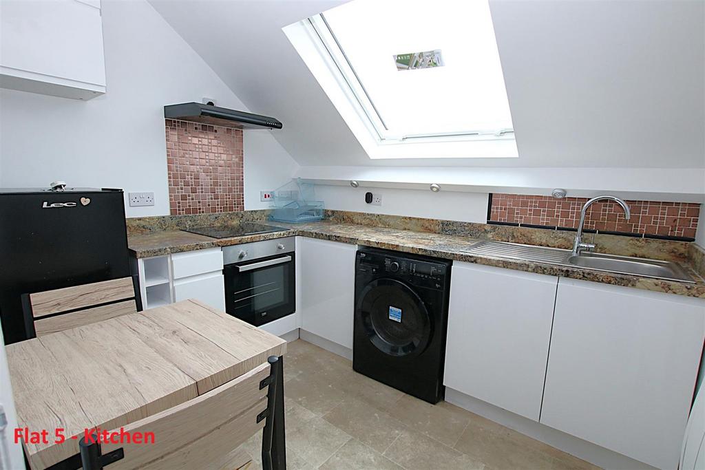 5 - Kitchen.jpg