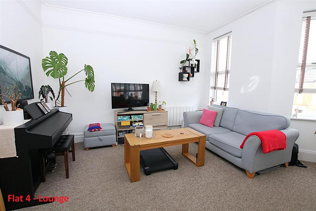 4 - Lounge.jpg