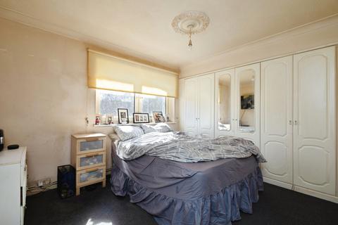 2 bedroom flat for sale, The Shaftesburys, BARKING, Essex, IG11