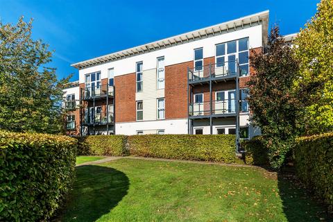 2 bedroom apartment to rent, PARK VIEW ROAD, LEATHERHEAD, KT22