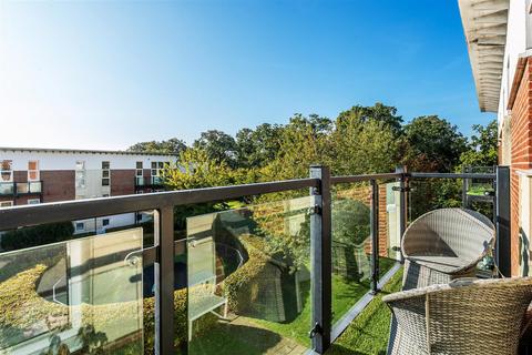 2 bedroom apartment to rent, PARK VIEW ROAD, LEATHERHEAD, KT22