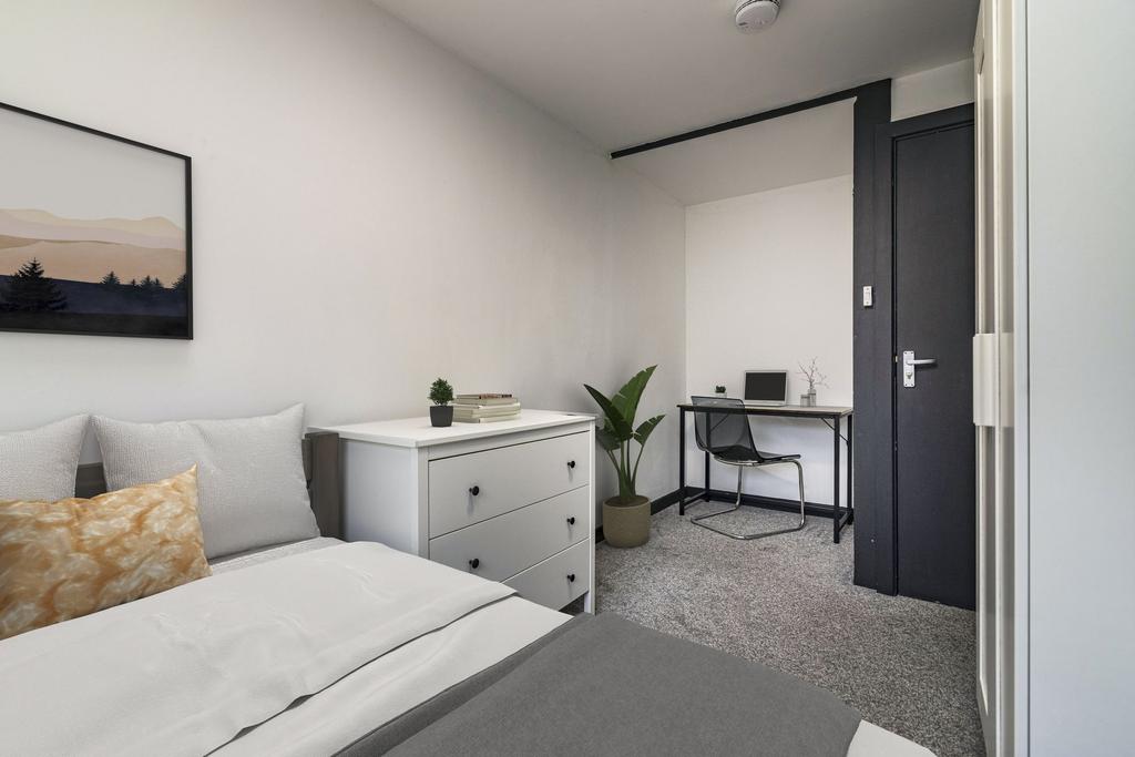 6 Double Bedrooms