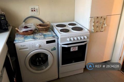 1 bedroom in a flat share to rent, Camberwell, London, SE5