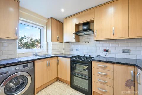 3 bedroom terraced house to rent, Handside Close, Surrey KT4