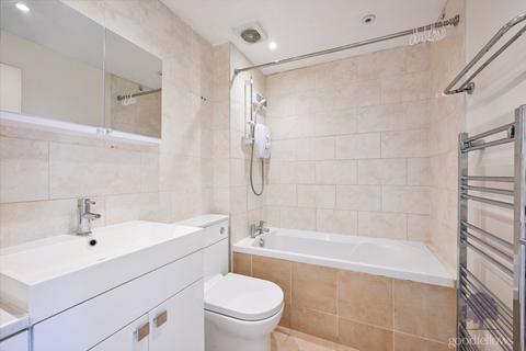3 bedroom terraced house to rent, Handside Close, Surrey KT4