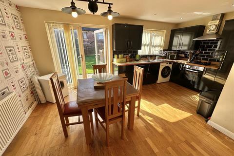 3 bedroom semi-detached house for sale, Dewsbury Gate Road, Dewsbury