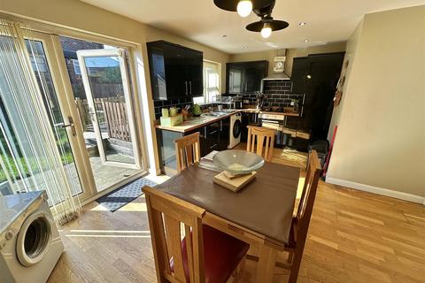 3 bedroom semi-detached house for sale, Dewsbury Gate Road, Dewsbury