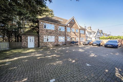 115 Edgwarebury Lane, Edgware, Greater London. HA8 8ND