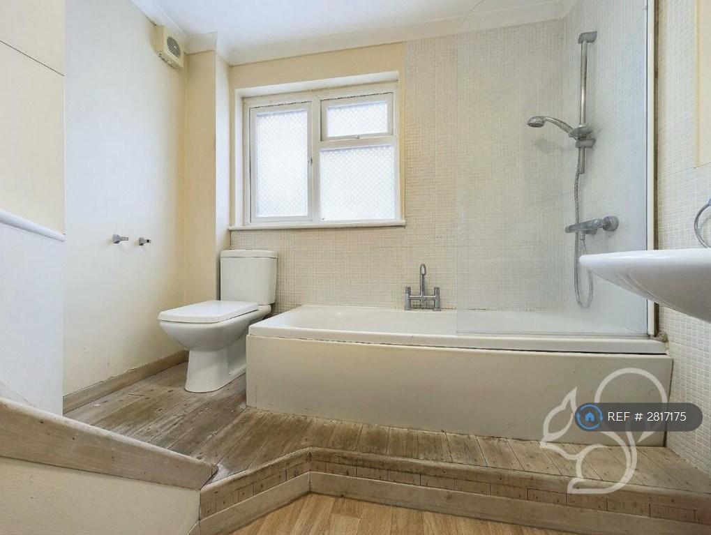 Family Bathroom With Bath, Wc, And Wash Basin