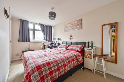 3 bedroom flat for sale, Woking Close, Putney, London, SW15