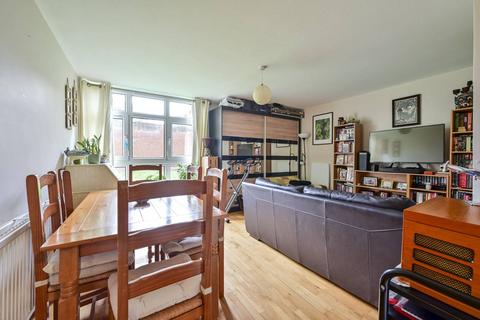 3 bedroom flat for sale, Woking Close, Putney, London, SW15