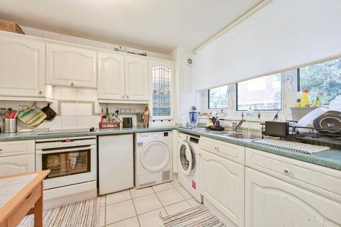 3 bedroom flat for sale, Woking Close, Putney, London, SW15