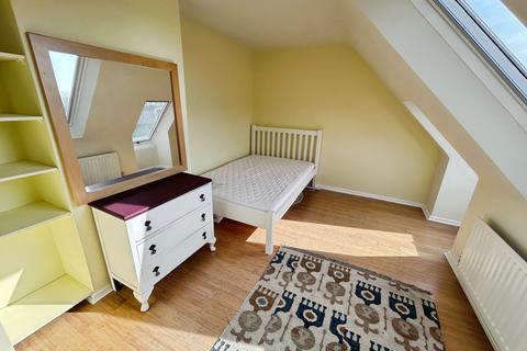 1 bedroom in a house share to rent, Oaklands Road, Havant, Hampshire, PO9