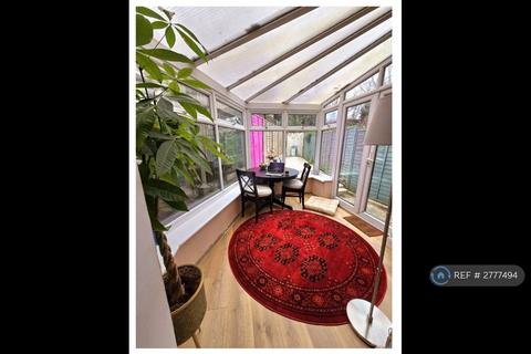 1 bedroom in a flat share to rent, Lower Road, London, SE16