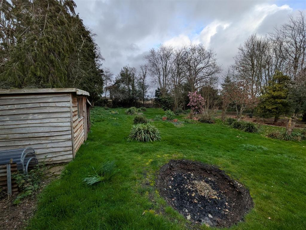 Rear garden 8.jpg