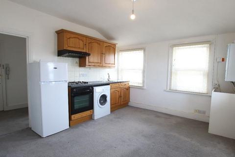 Studio to rent, High Road, North Finchley
