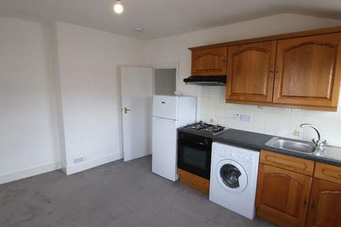 Studio to rent, High Road, North Finchley