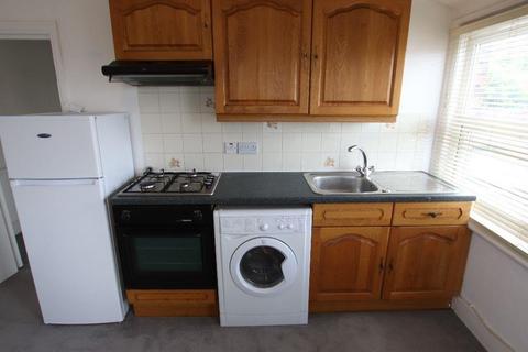 Studio to rent, High Road, North Finchley