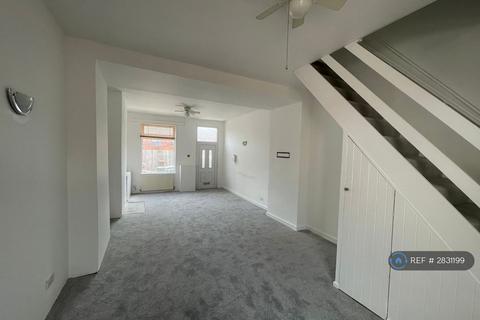 2 bedroom terraced house to rent, Trafalgar St, Ashton-Under-Lyne, OL7