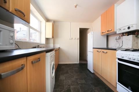 3 bedroom flat to rent, Warwick Street, Newcastle upon Tyne NE6