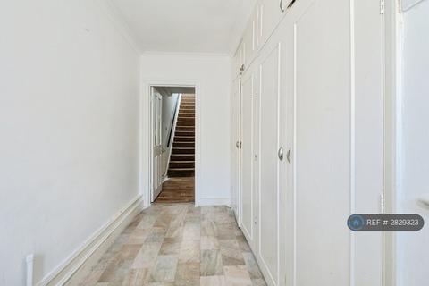 2 bedroom maisonette to rent, The St, Leatherhead, KT22