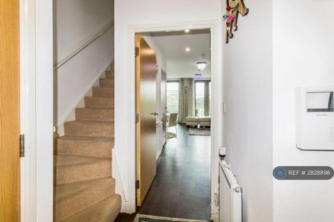2 bedroom flat to rent, Parkside Court, London, E16