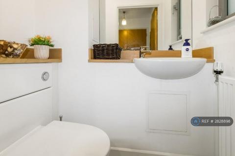 2 bedroom flat to rent, Parkside Court, London, E16
