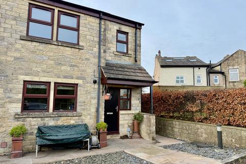 3 bedroom house to rent, Emmott Court, Colne, BB8