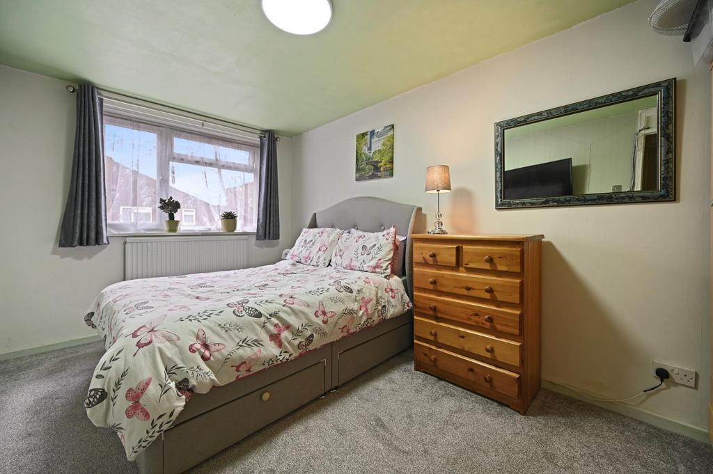 Farrier Road - Bedroom B1 (1).jpg