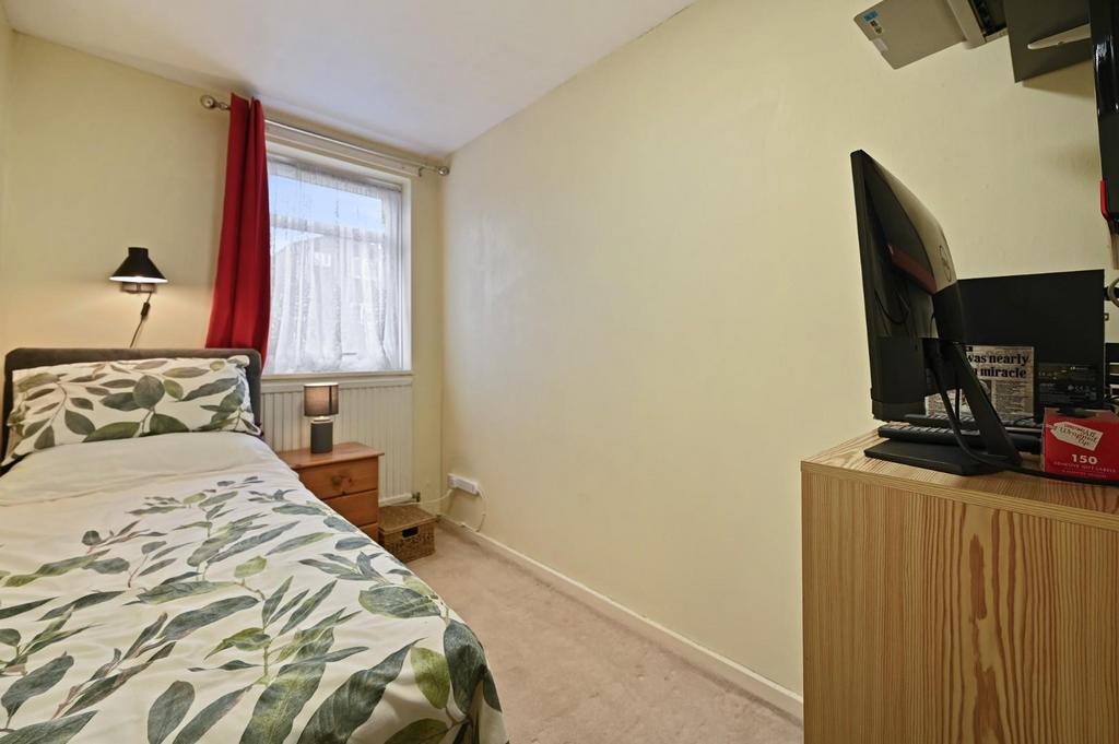 Farrier Road - Bedroom D1 (1).jpg