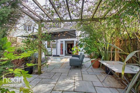 4 bedroom semi-detached house for sale, Watersplash Road, Shepperton