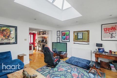 4 bedroom semi-detached house for sale, Watersplash Road, Shepperton