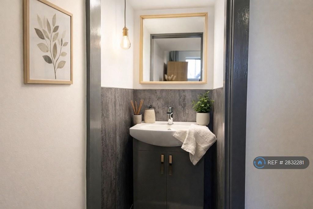 Bathroom Nook Room 4