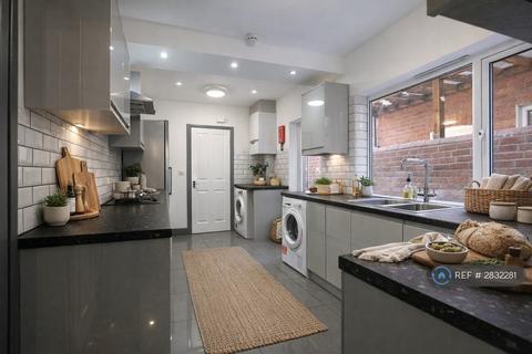 1 bedroom in a house share to rent, Grange Avenue, Reading, RG6