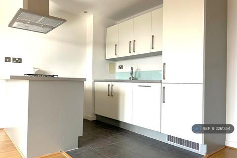 2 bedroom flat to rent, Queen Mary Avenue, London, E18