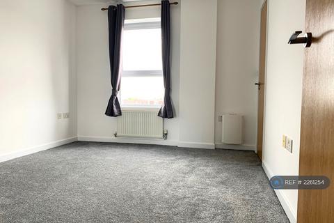 2 bedroom flat to rent, Queen Mary Avenue, London, E18